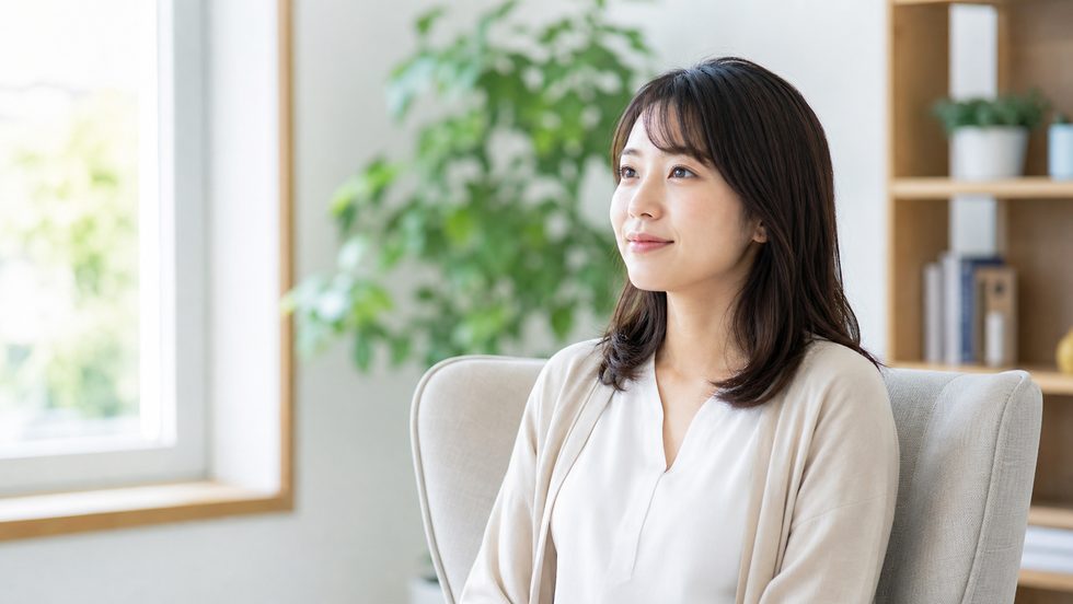 新しいお仕事を検討中の落ち着いた表情の日本人女性（チャットレディ向き不向きを考えるイメージ）