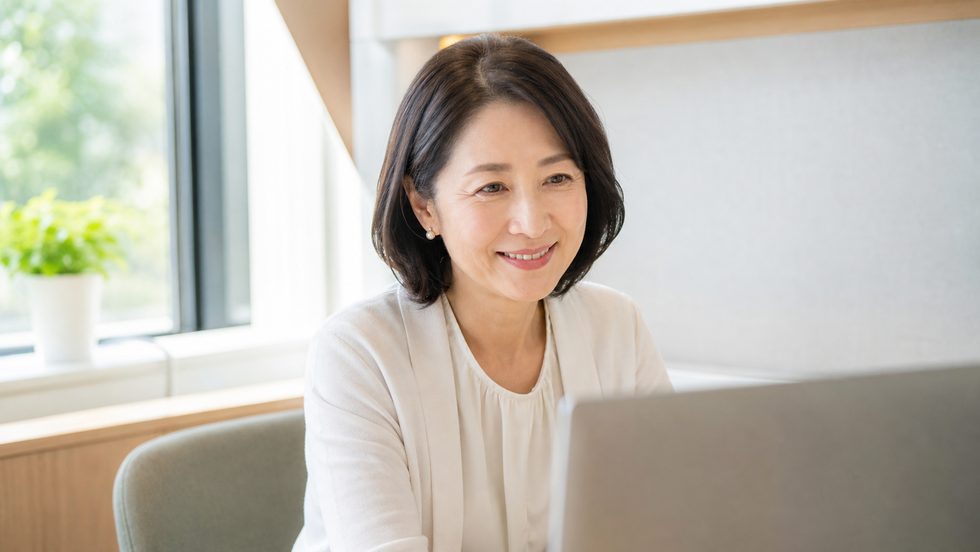 50代女性が画面越しに穏やかに傾聴している配信シーン