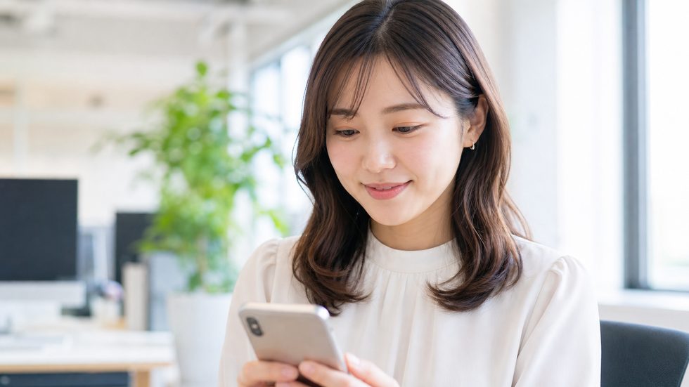 チャットレディがプロフィール文をスマートフォンで入力している様子