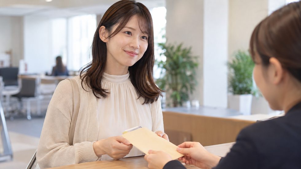 日払いで現金を受け取るイメージ(当日精算)