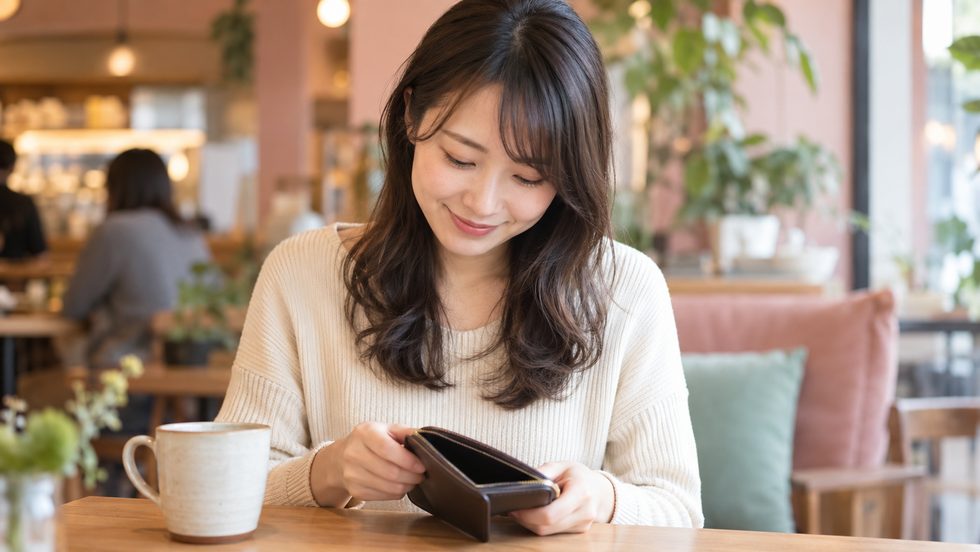 登録料0円で安心する女性のイメージ