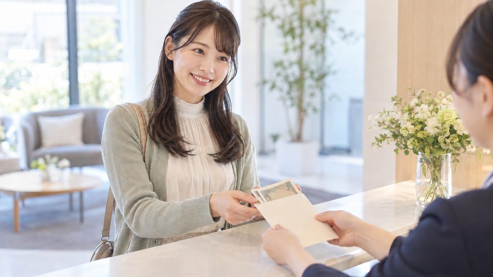 日払いで現金を受け取るイメージ（封筒に入った現金）